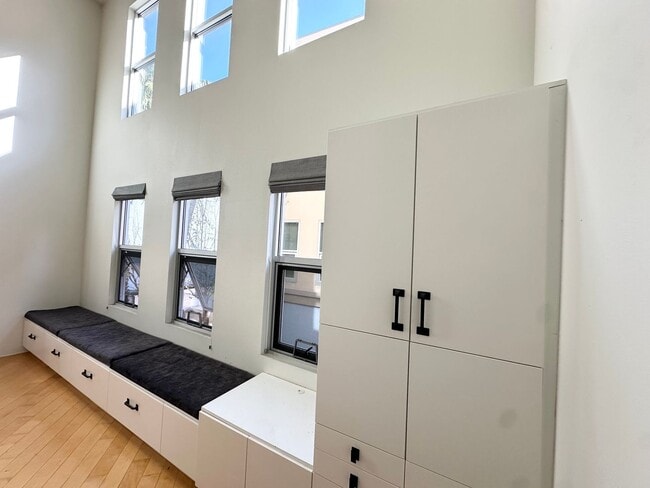 Building Photo - PET FRIENDLY!!!2 Bedroom 3 Bath Condo In T...