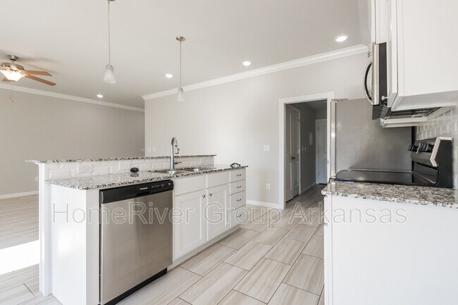 Building Photo - 1061 Lakeview Dr
