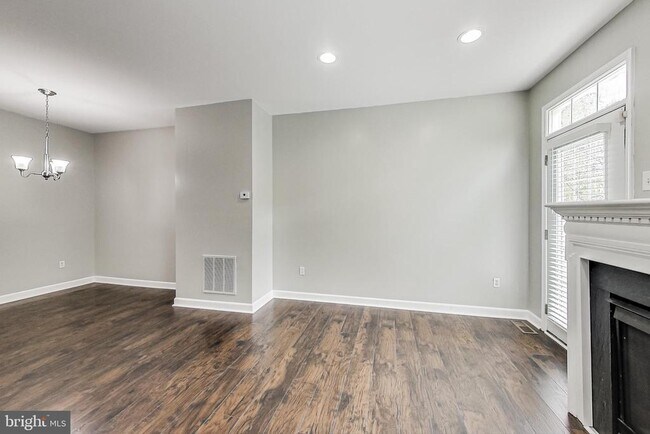 Building Photo - 3274 Amazon Ln