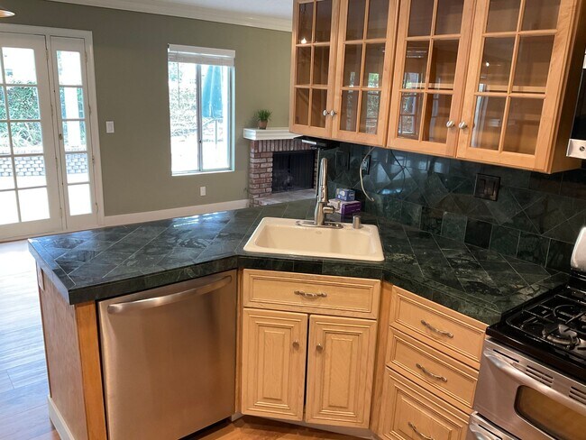 Foto del edificio - FOR LEASE 3 BEDROOM 2.5 BATH 2 Story Condo...