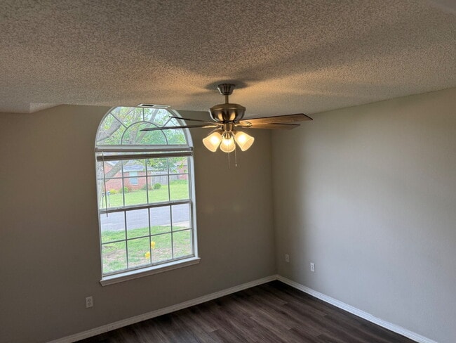 Building Photo - 313 Summerset St