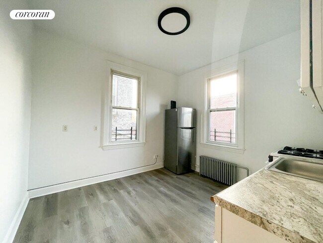 Building Photo - 2035 Radcliff Ave