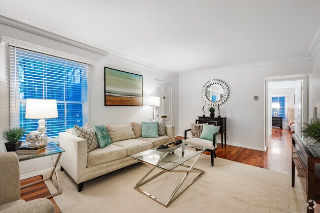 1 habitación, 1 baño - 775 pies cuadrados - Sala de estar - 342 N Oakhurst Dr