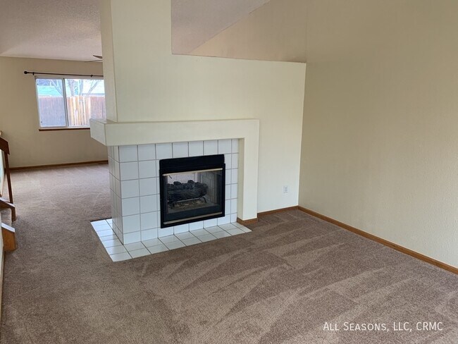 Building Photo - 5921 Fossil Dr