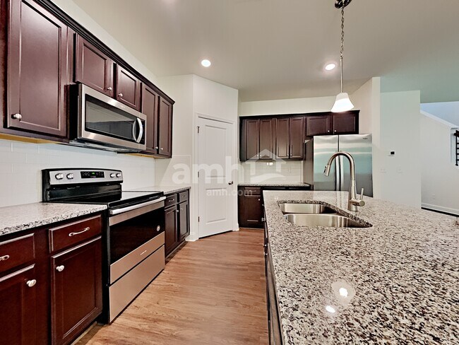 Foto del edificio - 5060 Franks Creek Way