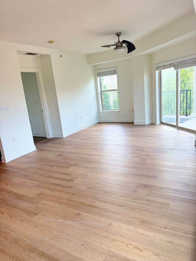 Building Photo - 200 River Vista Dr