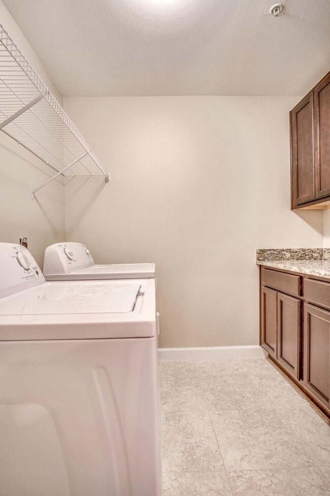 Building Photo - Beautiful 1 Bedroom Apartment in Fort Walton Beach!