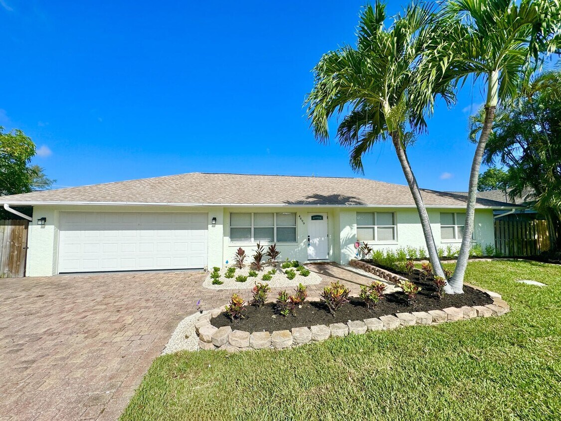 Foto principal - ** CENTRAL NAPLES ** 3 BED + DEN / 2 BATH ...