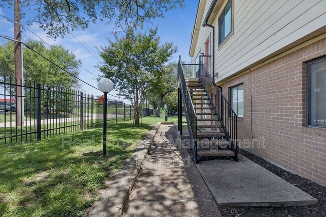 Foto del edificio - 6646 E Lovers Ln
