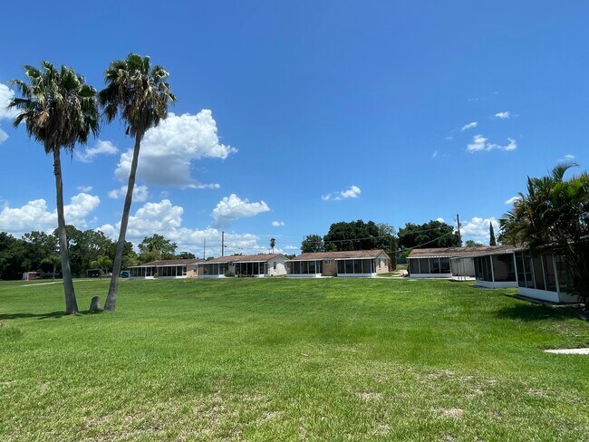 Villas by the Lake - 1203 W Pierce St