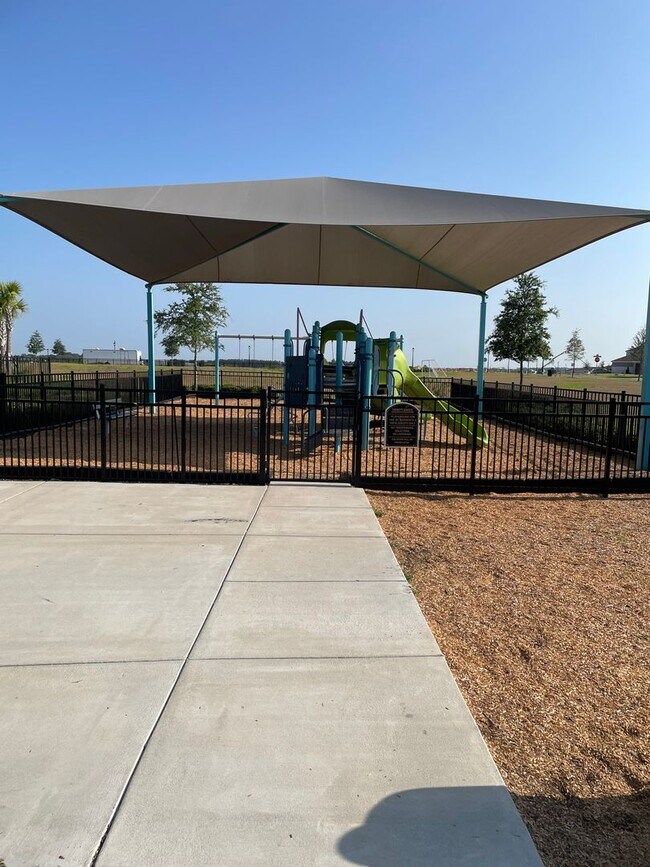 Foto del edificio - One Year Old -4 bedroom 2 bath home - corner lot