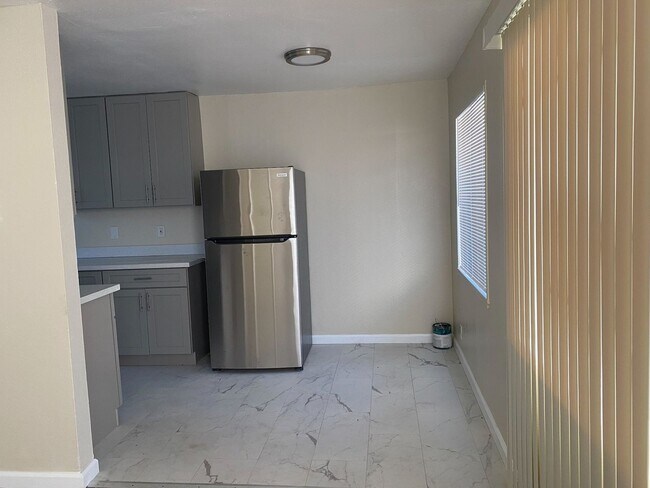 Building Photo - 1 bedroom, 1 bathroom unit available in a ...