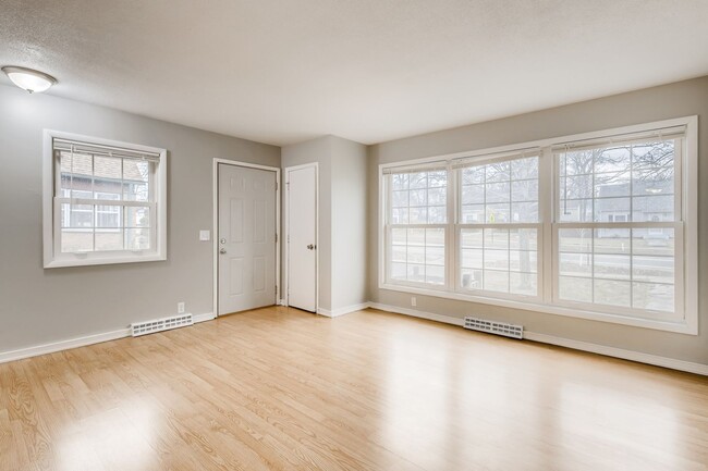 Building Photo - Perfect 3 Bedroom Home in Saint Louis Park!