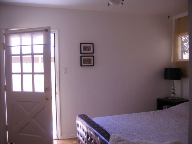 Foto del edificio - 8267 Willoughby Ave