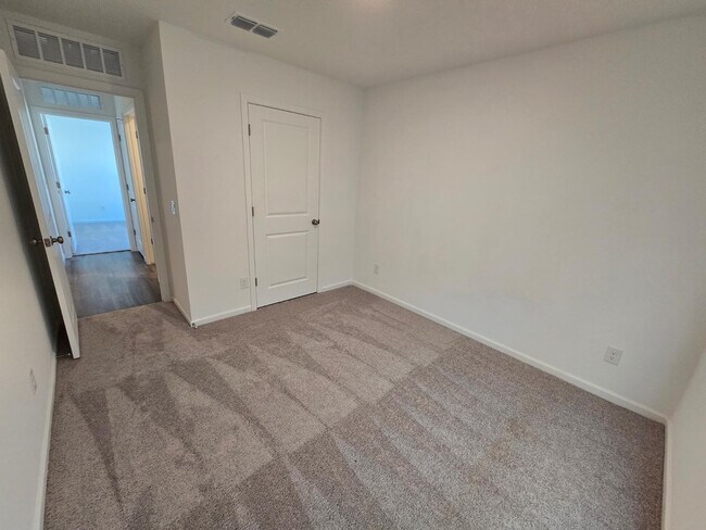 Foto del edificio - 736 Dylan Ct