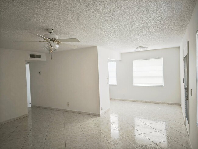 Foto del edificio - 122 Normandy Ln