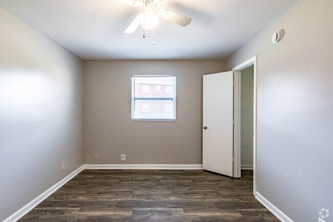 2 habitaciones, 1 baño - 750 pies cuadrados - Dormitorio principal - Village on the Green