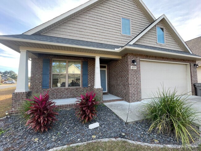 Building Photo - Spacious 4 Bedroom