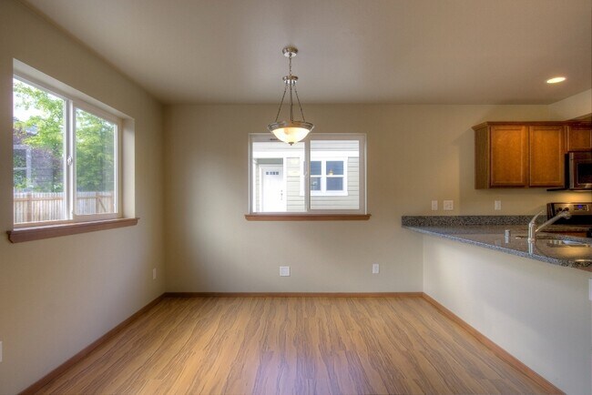 Building Photo - Pre-leasing NOW! 6 Bedroom, 3 Bath Home!