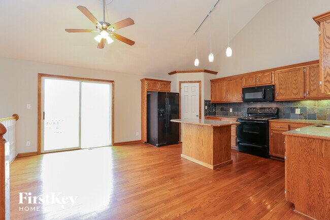 Building Photo - 912 E Madelyn Dr