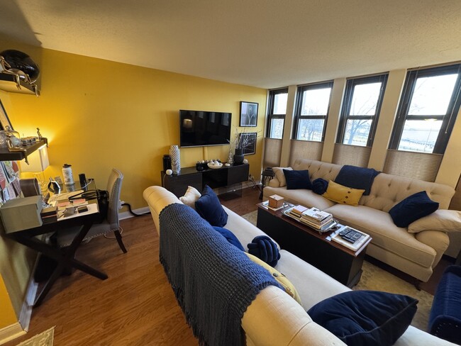 Foto del edificio - 6700 S South Shore Dr