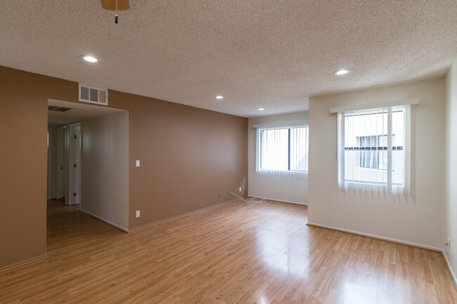 Building Photo - 320 W Lomita Ave