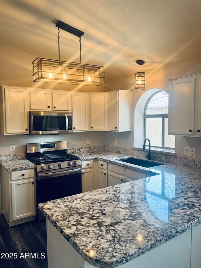 Foto del edificio - 10246 W Jessie Ln