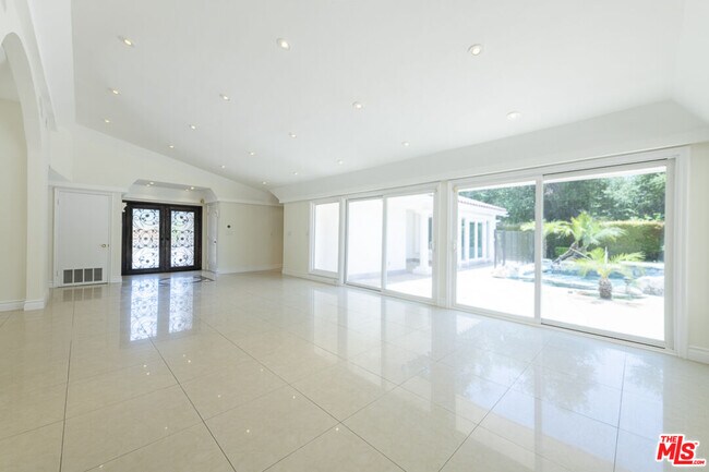 Foto del edificio - 16379 Meadow Ridge Rd W
