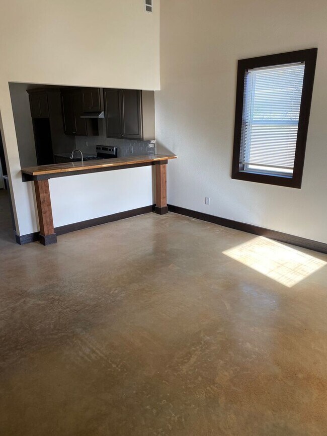 Foto del edificio - 1051 Deer Ln