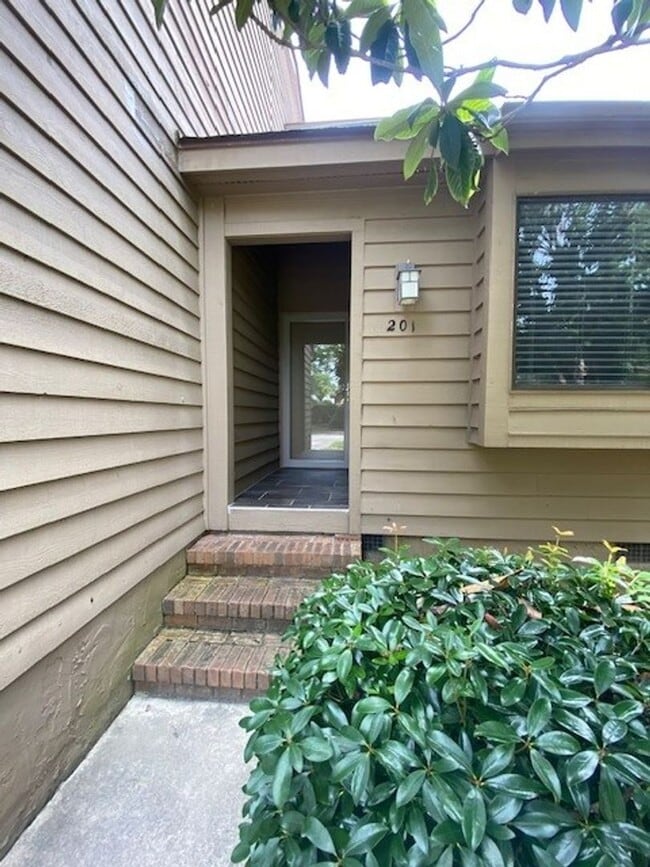 Building Photo - Welcome to this stunning 2-bedroom, 2-bath...
