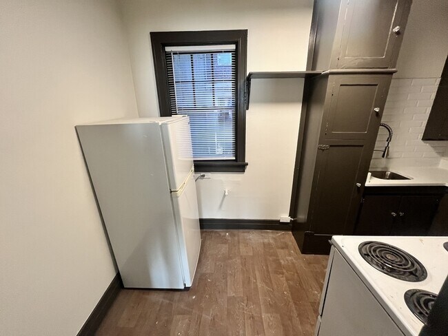 Building Photo - 16 N Broadway St