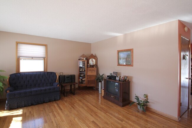 Building Photo - 1640 Highview Dr