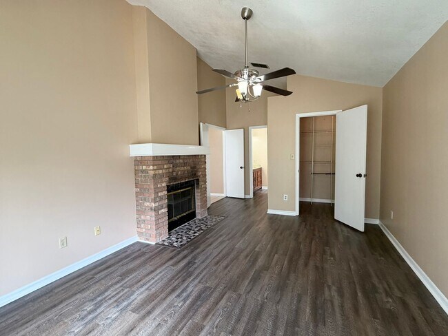 Foto del edificio - 625 Remington Oak Dr