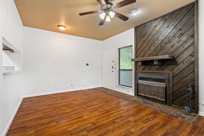 Building Photo - PARK PLACE - ACROSS FROM DKR STADIUM - 1BD / 1BA With Study - WOOD FLOORS - W/D - $1200