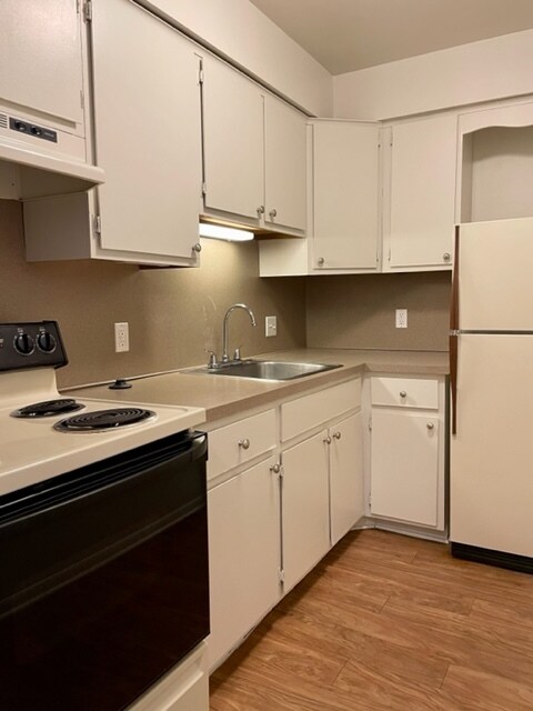 Traditional Style- Kitchen - Arbor Village Apartments