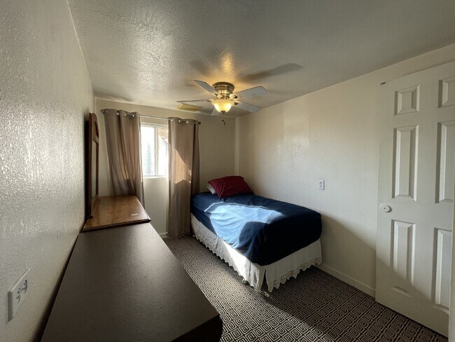 Foto del edificio - Furnished 2 bedroom 1 bath condo with yard