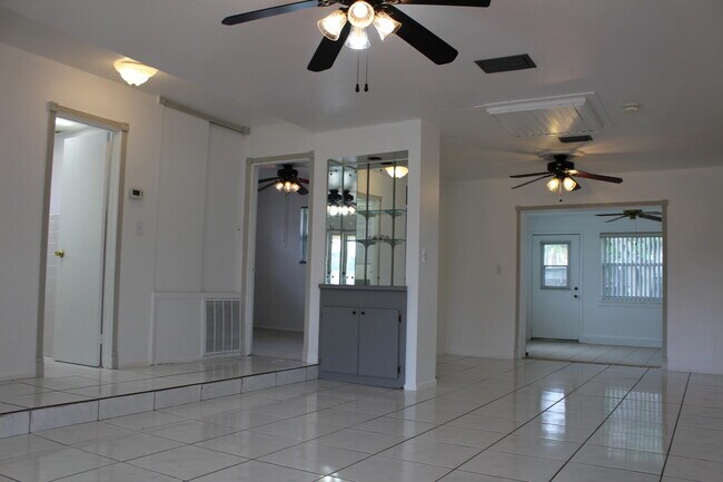 Building Photo - 2677 Sarno Rd