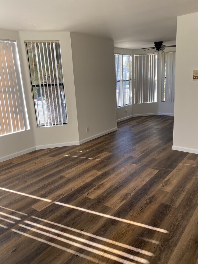 Foto del edificio - 2935 Montrose Ave