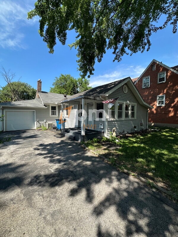 Building Photo - 707 E 118th St