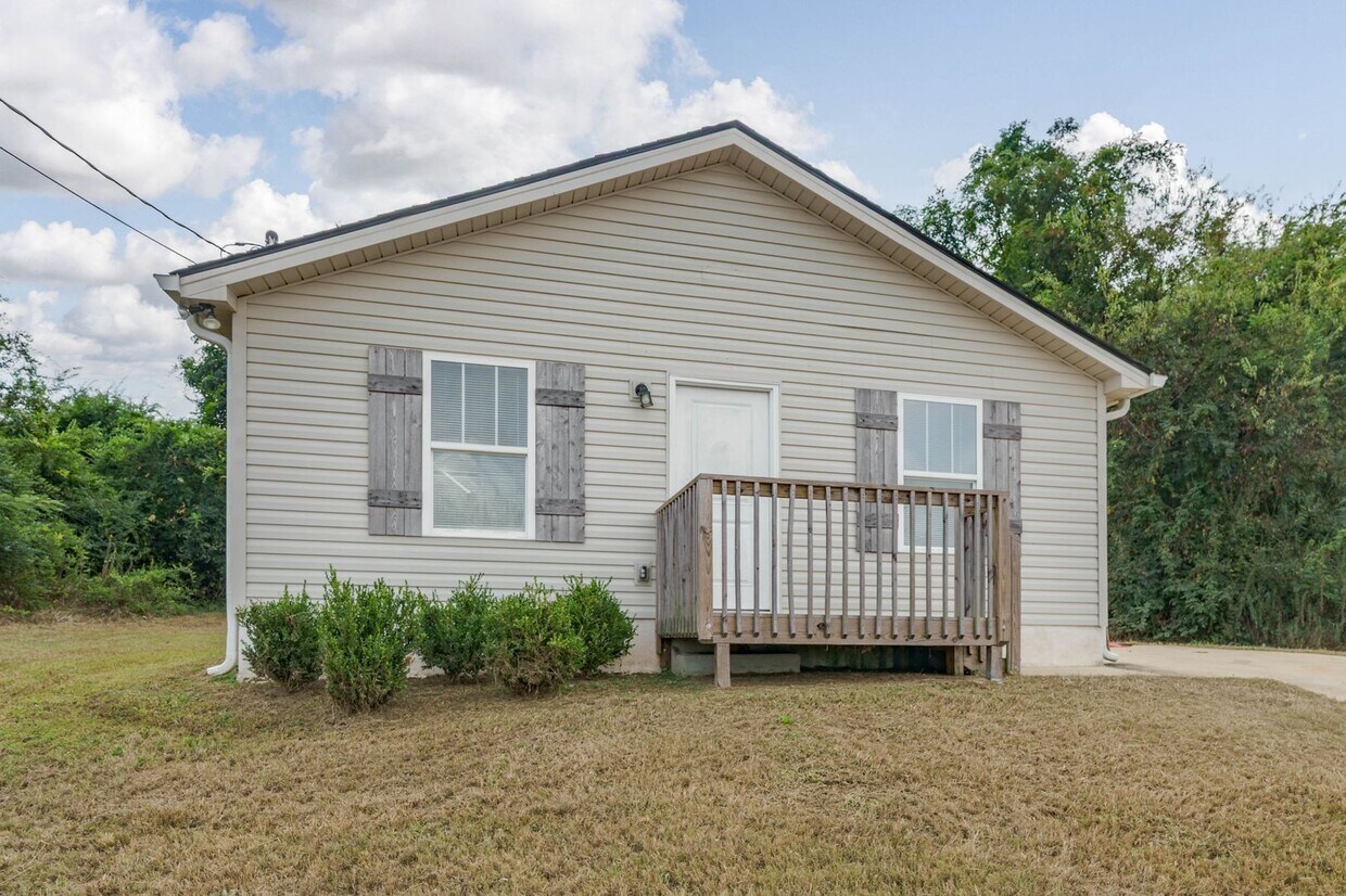 Foto principal - Nice 3 Bed 2 Bath House Available Now! Cal...