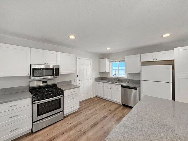 Building Photo - 552 Luna Dr