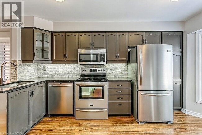 Photo du bâtiment - 3480 Upper Middle Rd