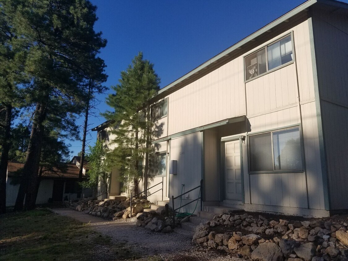 Foto principal - Updated 2 Bed, 1 Bath Townhouse next to NA...