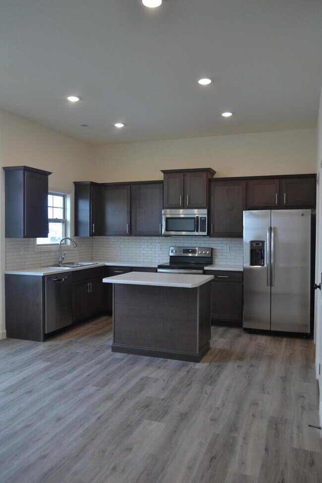 Building Photo - 705 Promenade Dr