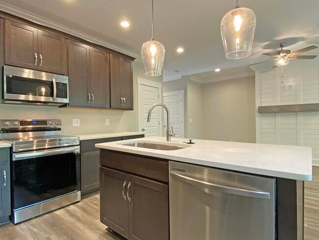 Building Photo - 166 Sango Dr