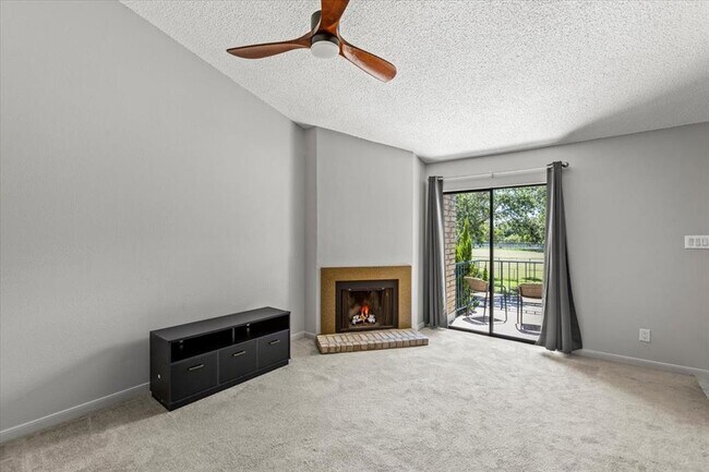 Building Photo - 7026 N Holiday Dr
