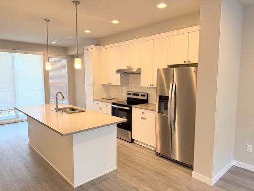Building Photo - Stunning Tri Level 2 bed /2.5 bath Townhom...