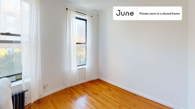 Building Photo - Private bedroom in 3 bed/1 bath Home