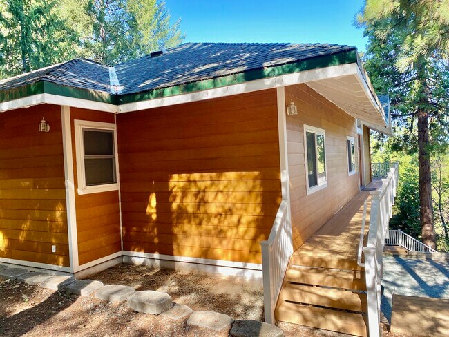 Foto del edificio - 13055 Summit Ridge Dr