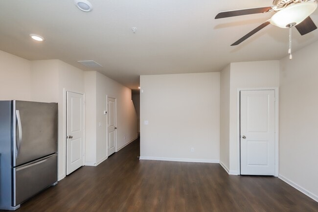 Building Photo - 706 Highwood Ln